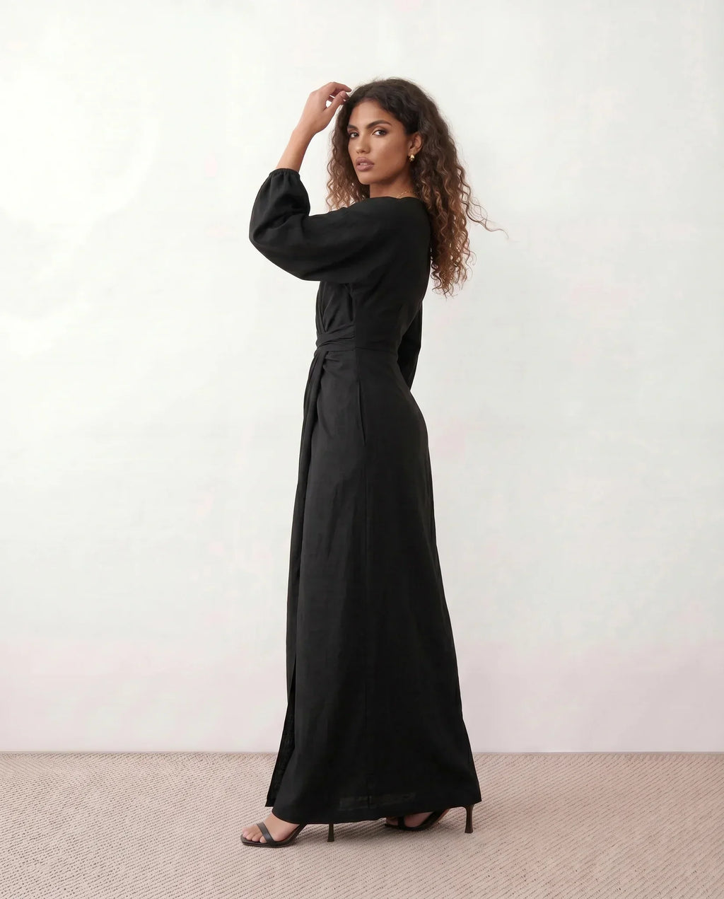 Vestido largo cruzado de invitada de boda con lazo trasero