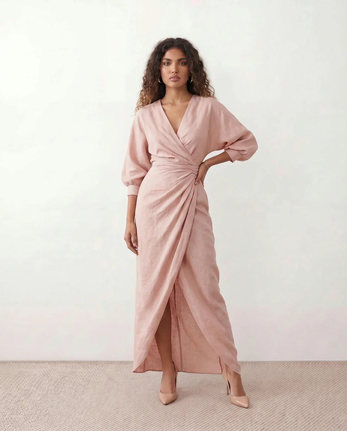 Vestido largo cruzado de invitada de boda con lazo trasero