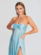 Elegante vestido largo palabra de honor de invitada de boda plisado con abertura alta | Maxi