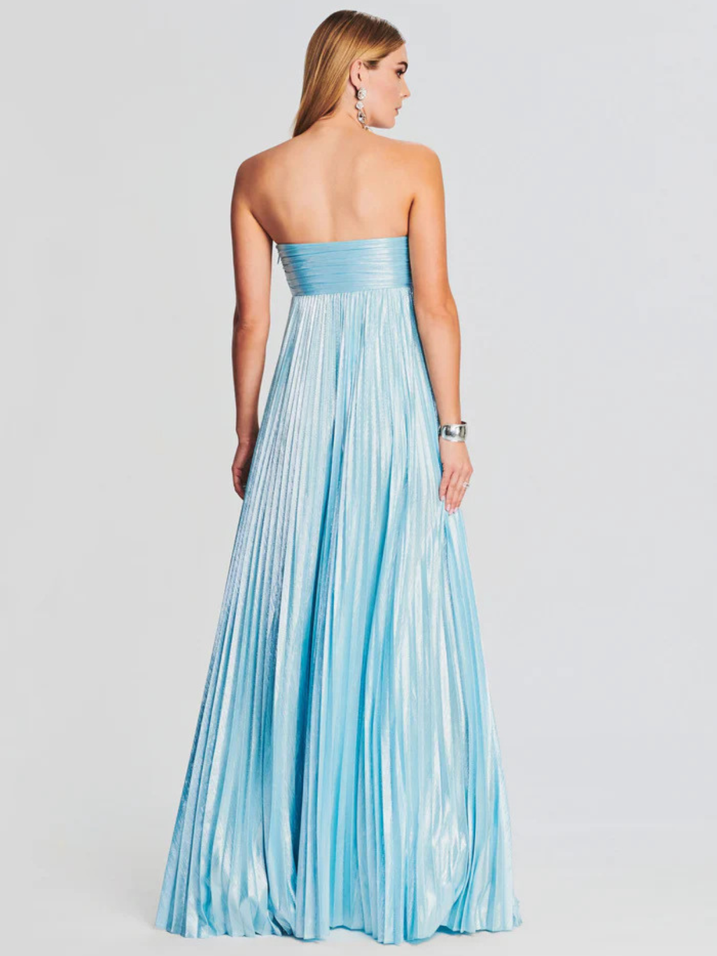 Elegante vestido largo palabra de honor de invitada de boda plisado con abertura alta | Maxi