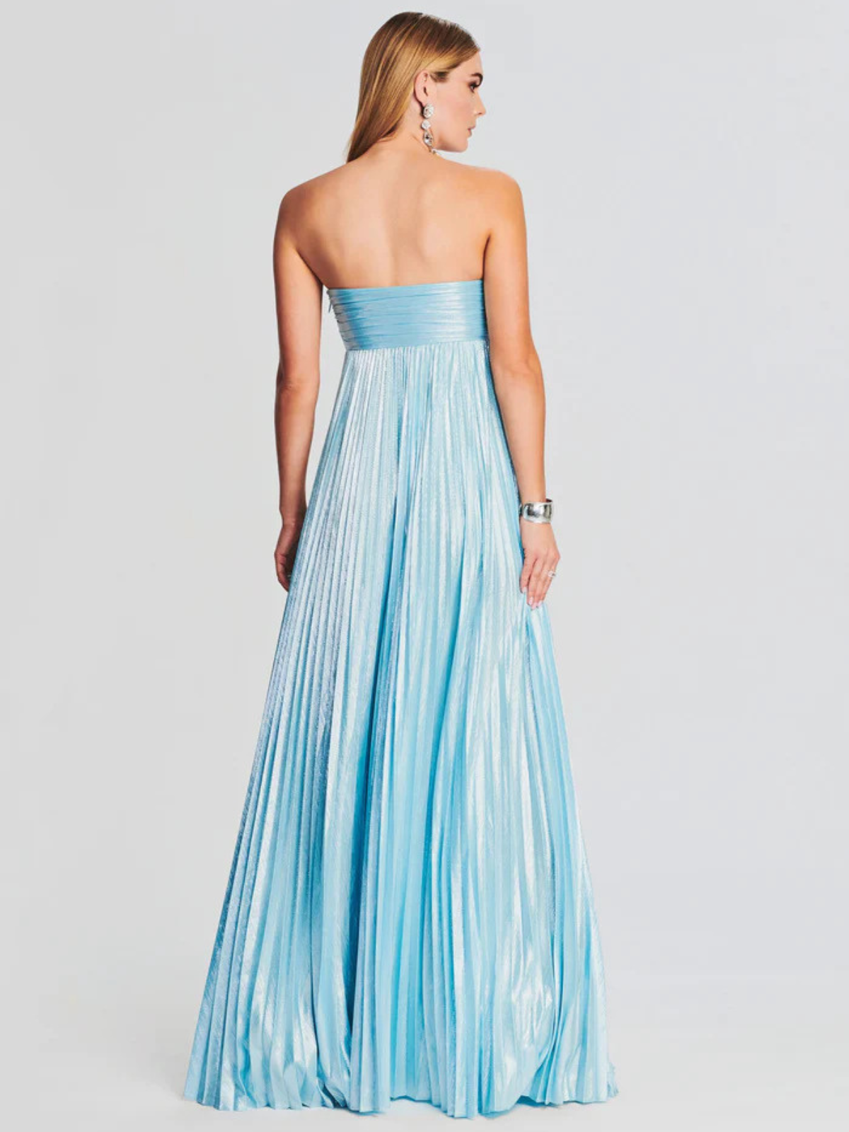 Elegante vestido largo palabra de honor de invitada de boda plisado con abertura alta | Maxi