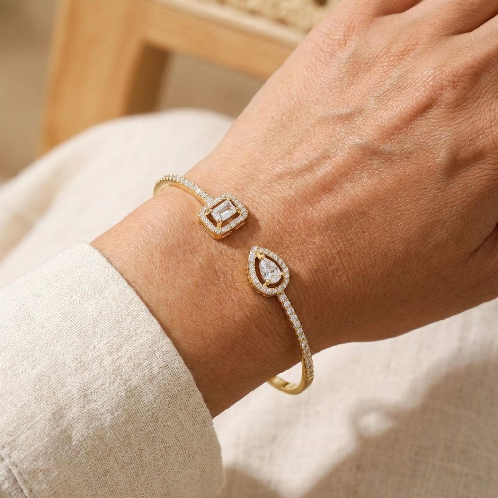 Brazalete Abierto de Oro con Dos Piedras
