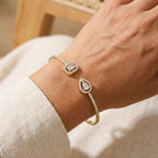 Brazalete Abierto de Oro con Dos Piedras