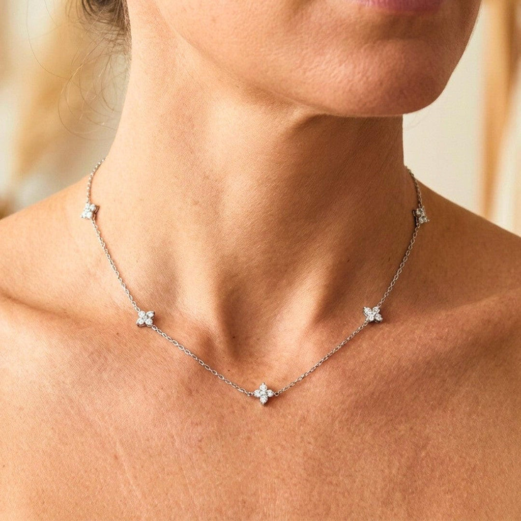 Collar de Flor con Circonita Incrustada