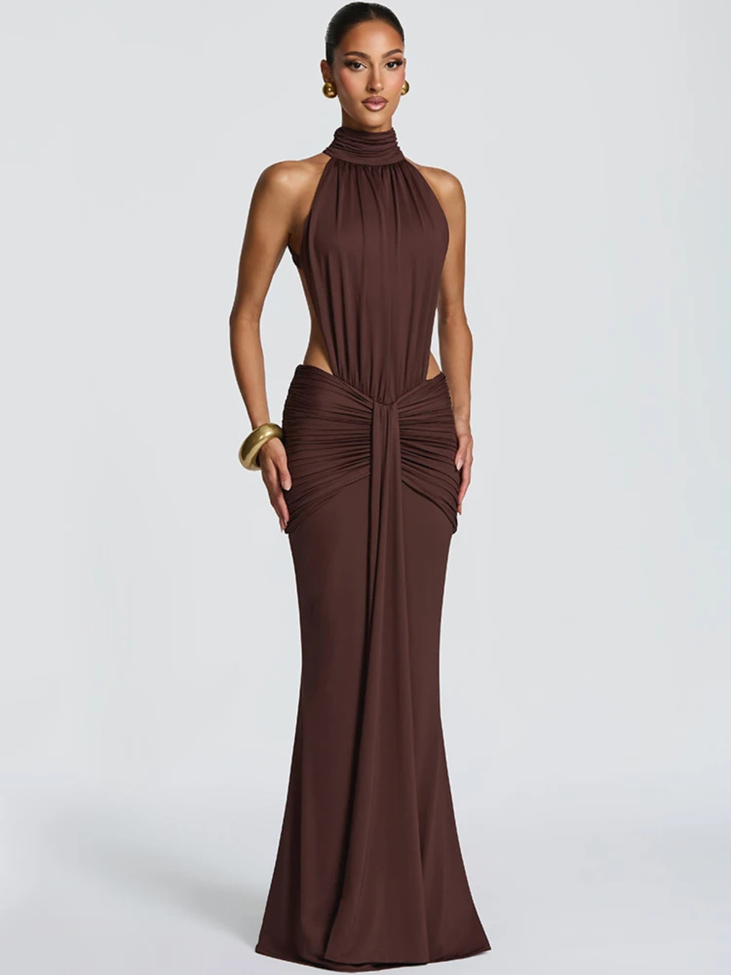 Elegante vestido largo de invitada de boda con cuello halter y espalda descubierta | Maxi