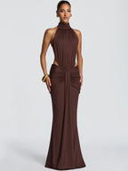 Elegante vestido largo de invitada de boda con cuello halter y espalda descubierta | Maxi