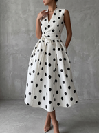 Vestido midi clásico blanco y negro de lunares con mangas francesas