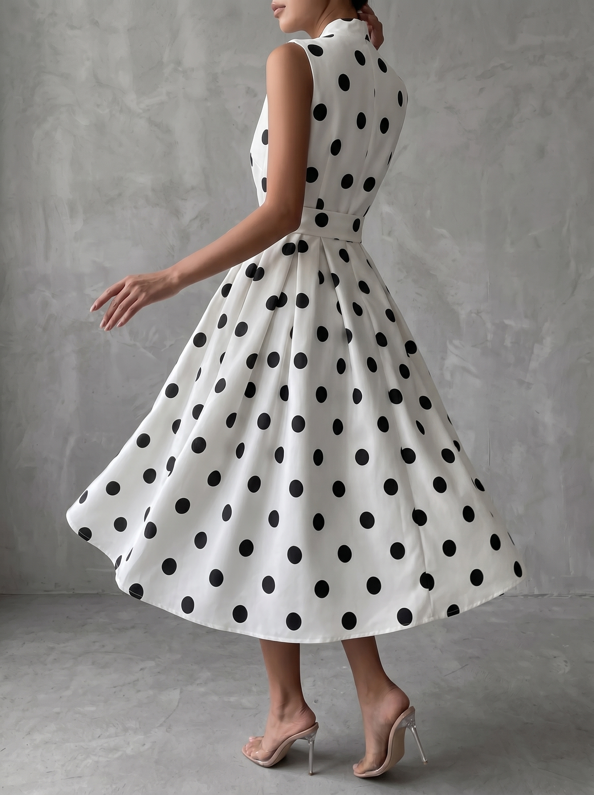Vestido midi clásico blanco y negro de lunares con mangas francesas