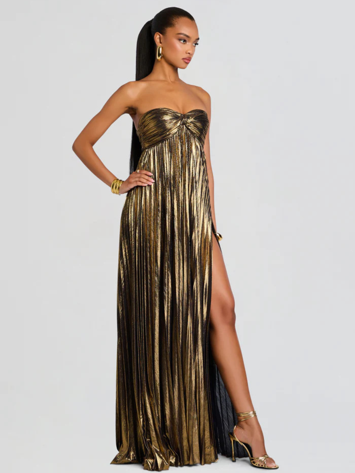 Elegante vestido largo palabra de honor de invitada de boda plisado con abertura alta | Maxi