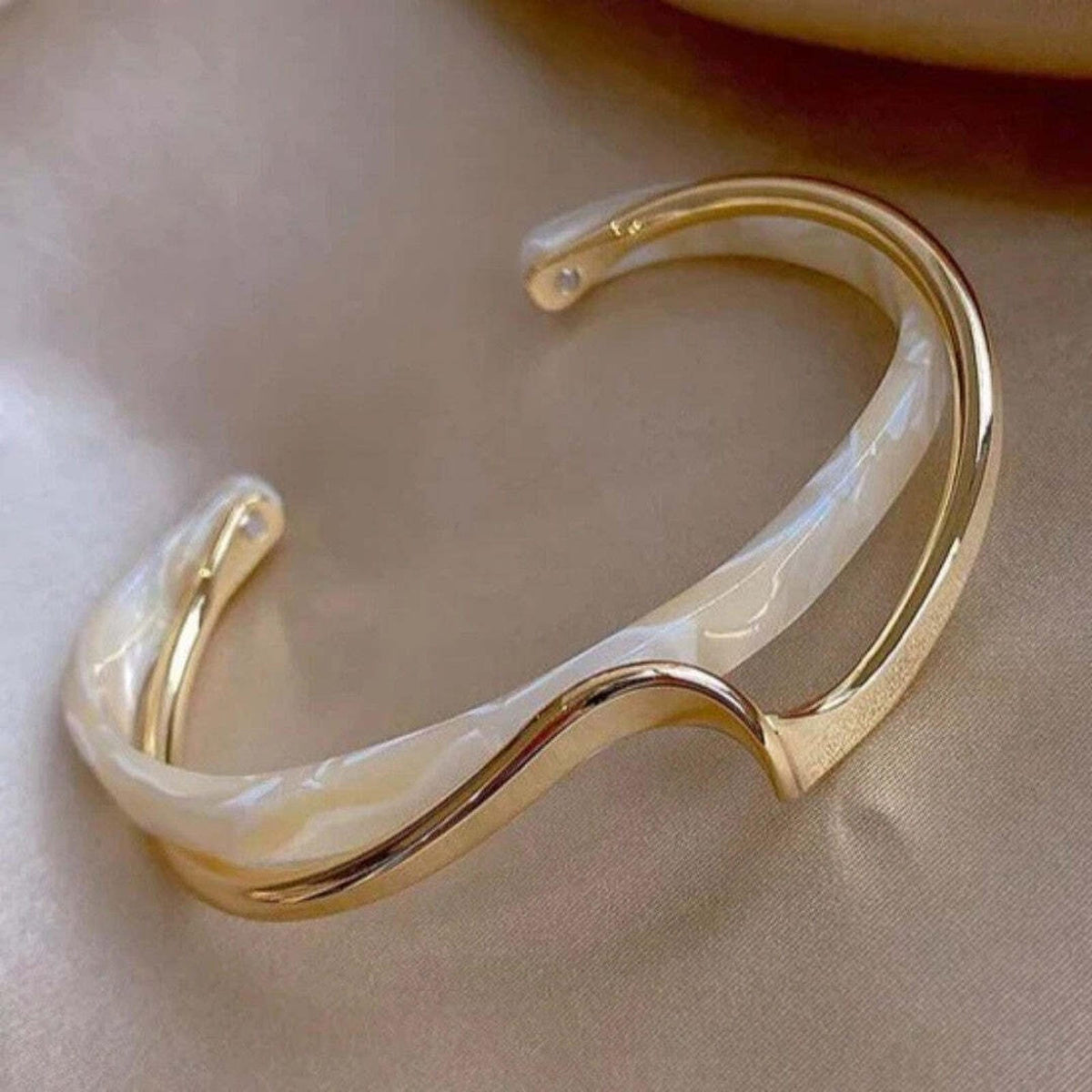 Pulsera dorada con brillo suave de ópalo