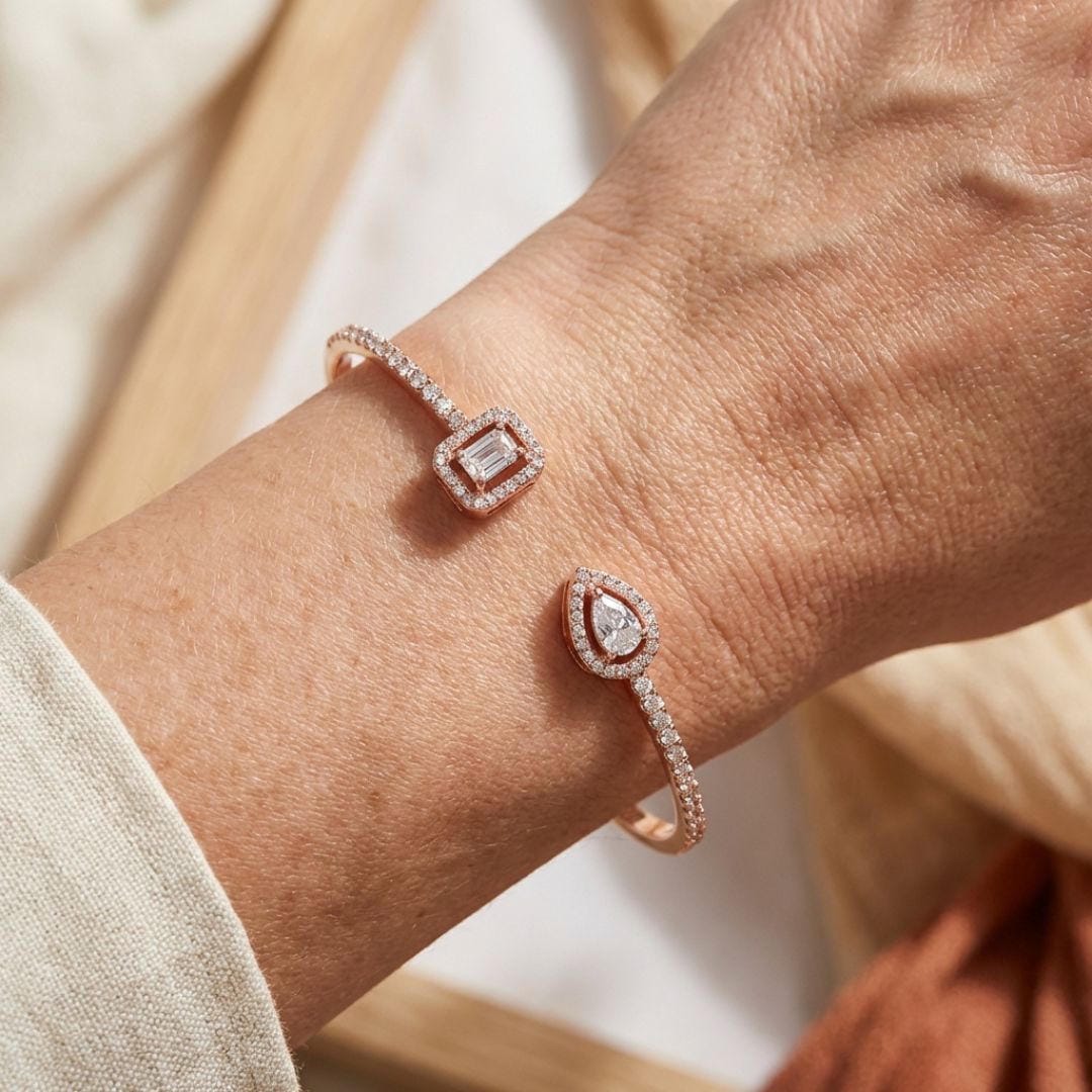 Brazalete Abierto de Oro con Dos Piedras