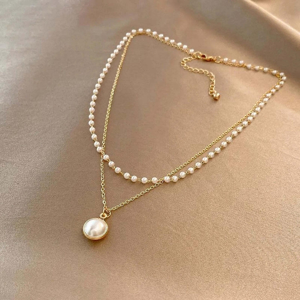 Collar de perlas lustrosas