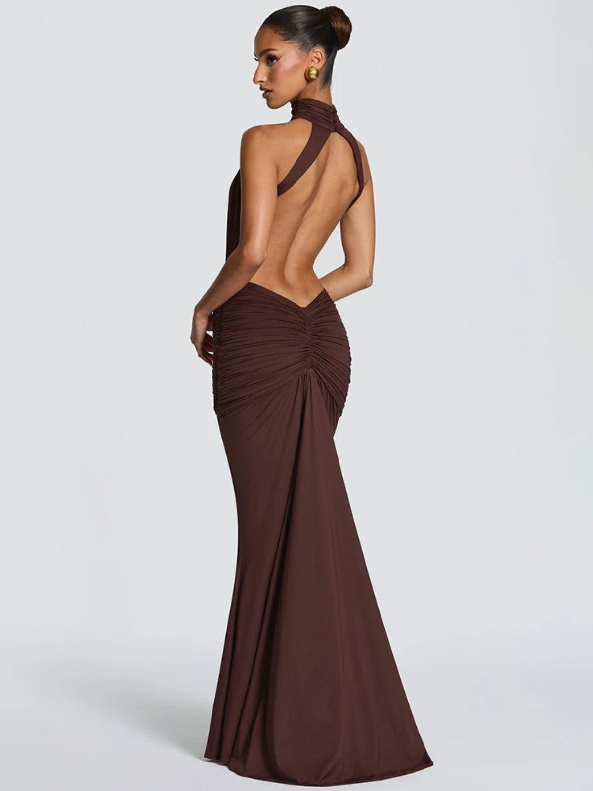 Elegante vestido largo de invitada de boda con cuello halter y espalda descubierta | Maxi