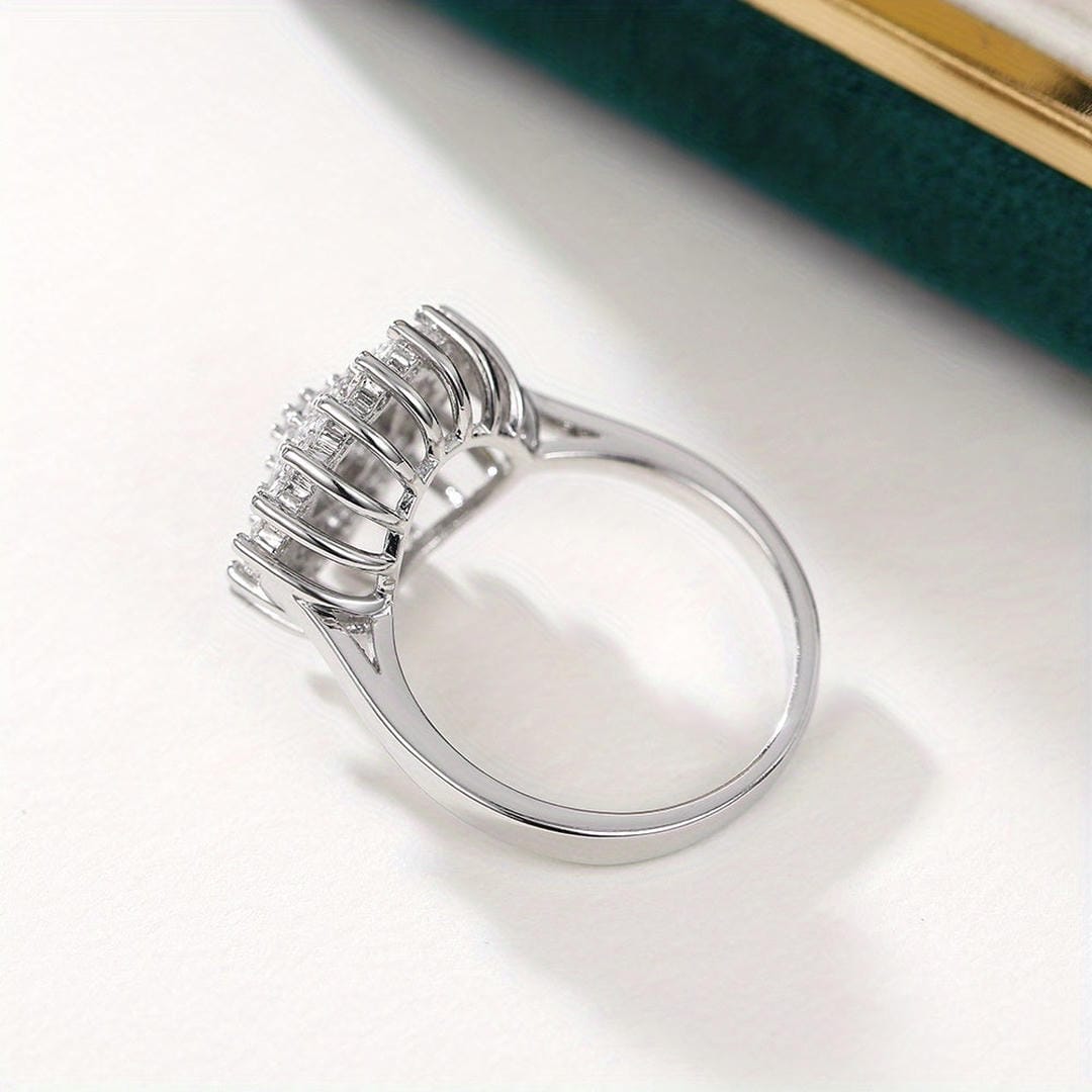Anillo statement de racimo de cristales halo