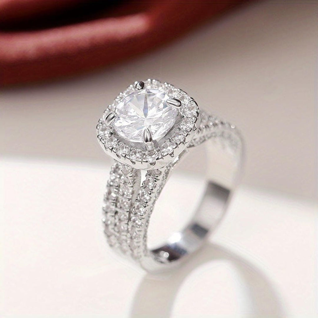 Anillo Statement con Halo de Pavé y Talla Cojín