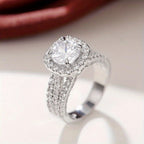Anillo Statement con Halo de Pavé y Talla Cojín