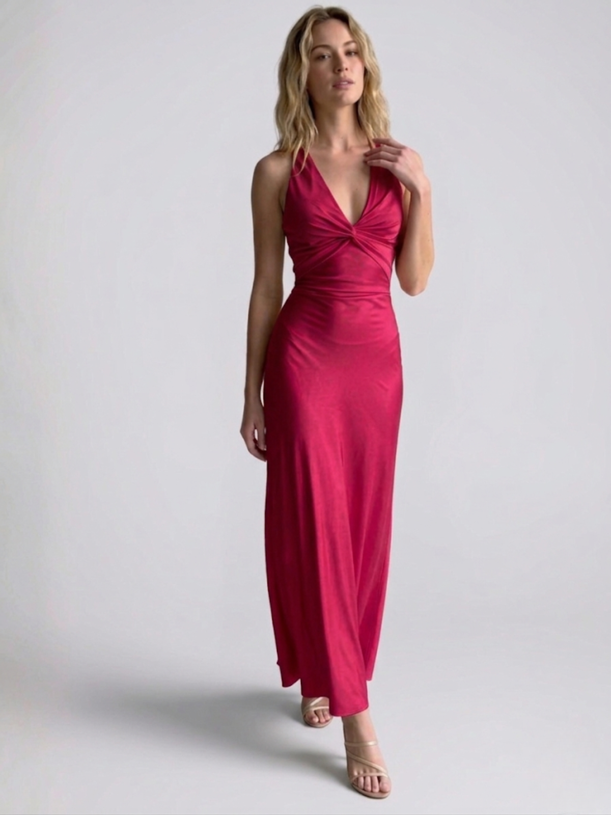 Refinado vestido largo de invitada de boda con escote en V trenzado y espalda descubierta | Maxi