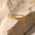 Anillo apilable dorado de perla y torzal delicado