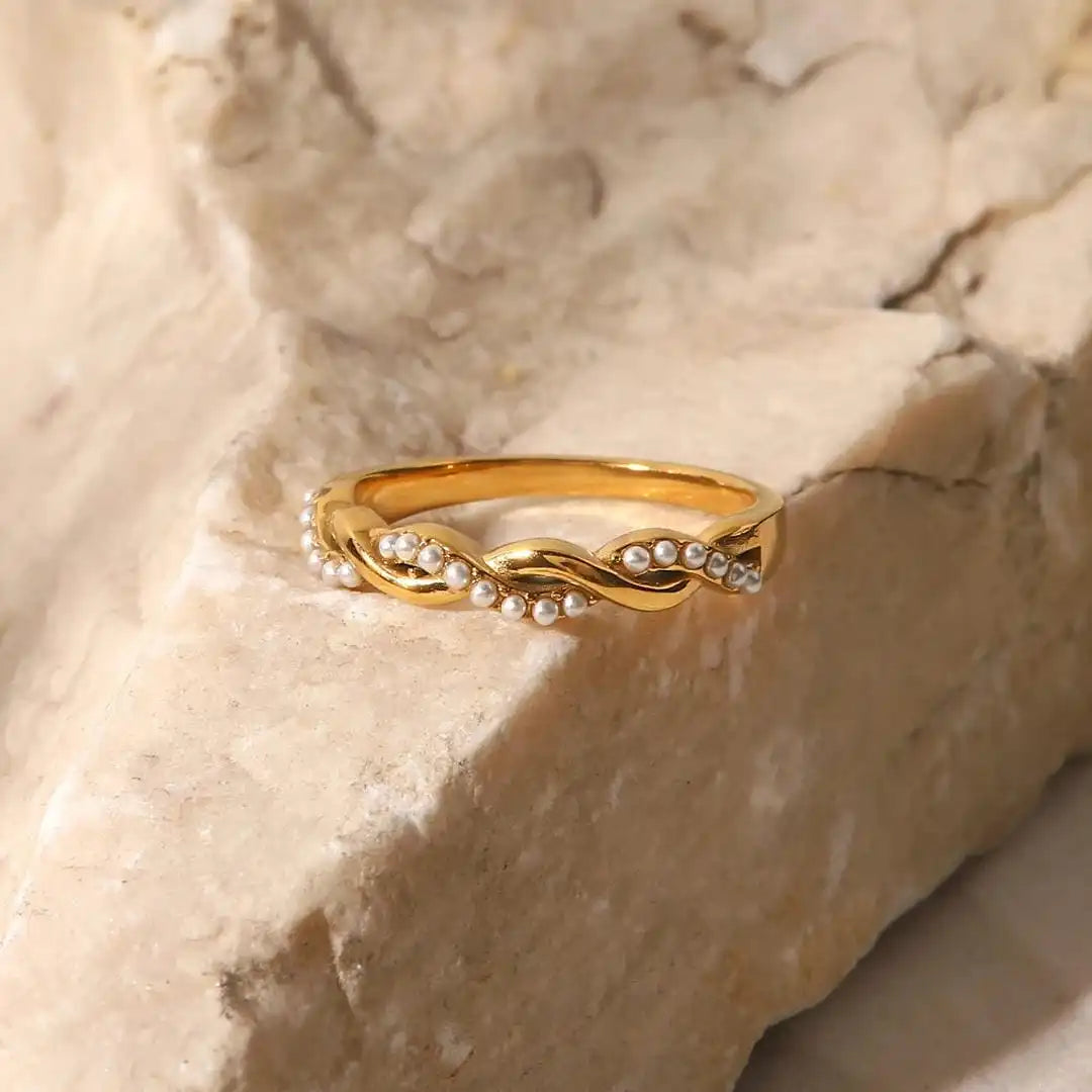 Anillo apilable dorado de perla y torzal delicado