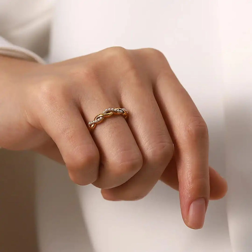 Anillo apilable dorado de perla y torzal delicado