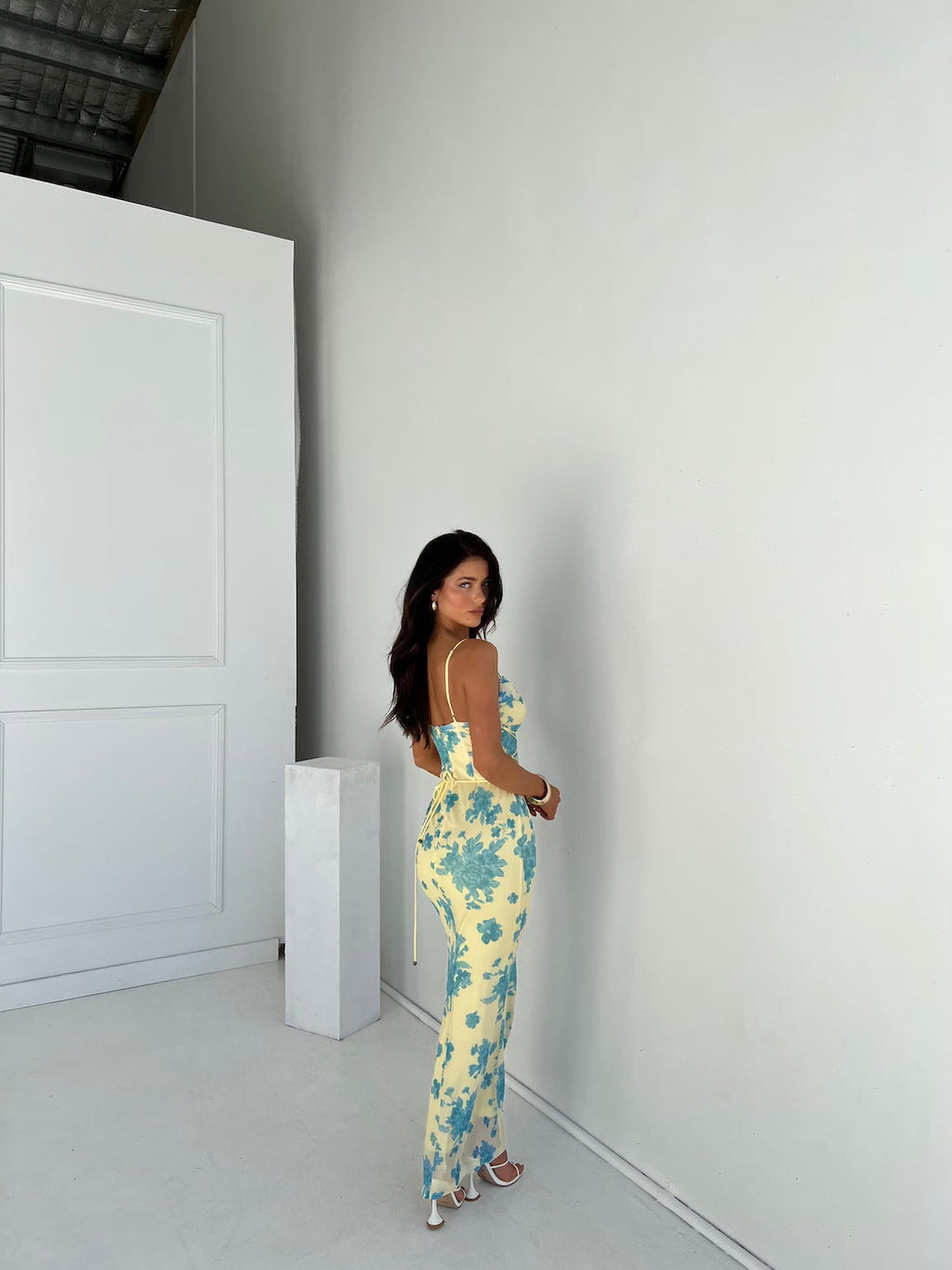 Estiloso vestido largo floral de fiesta y de invitada de boda con corte fluido | Maxi