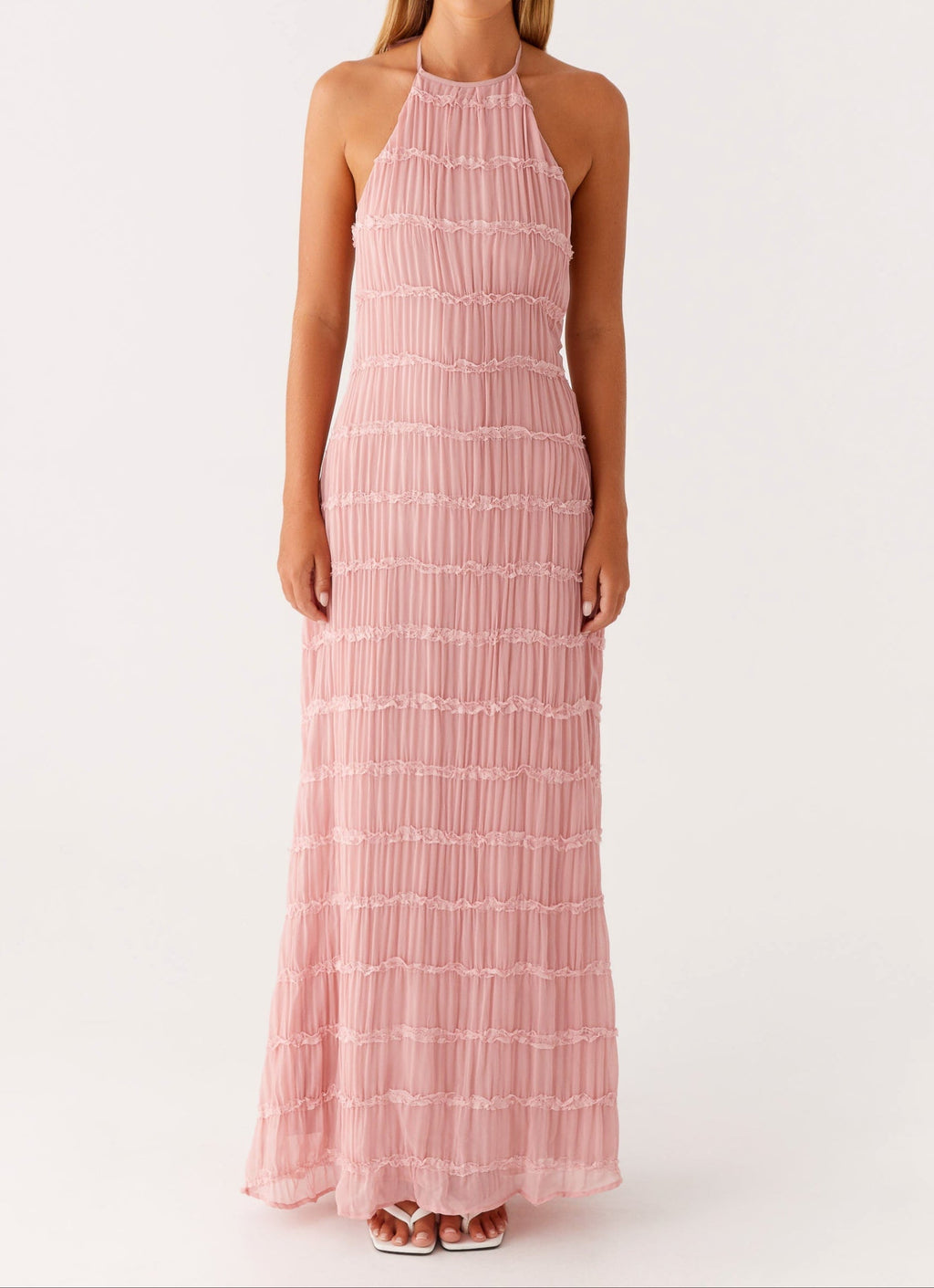 Elegante vestido largo de invitada de boda con cuello halter y tejido texturizado | Maxi