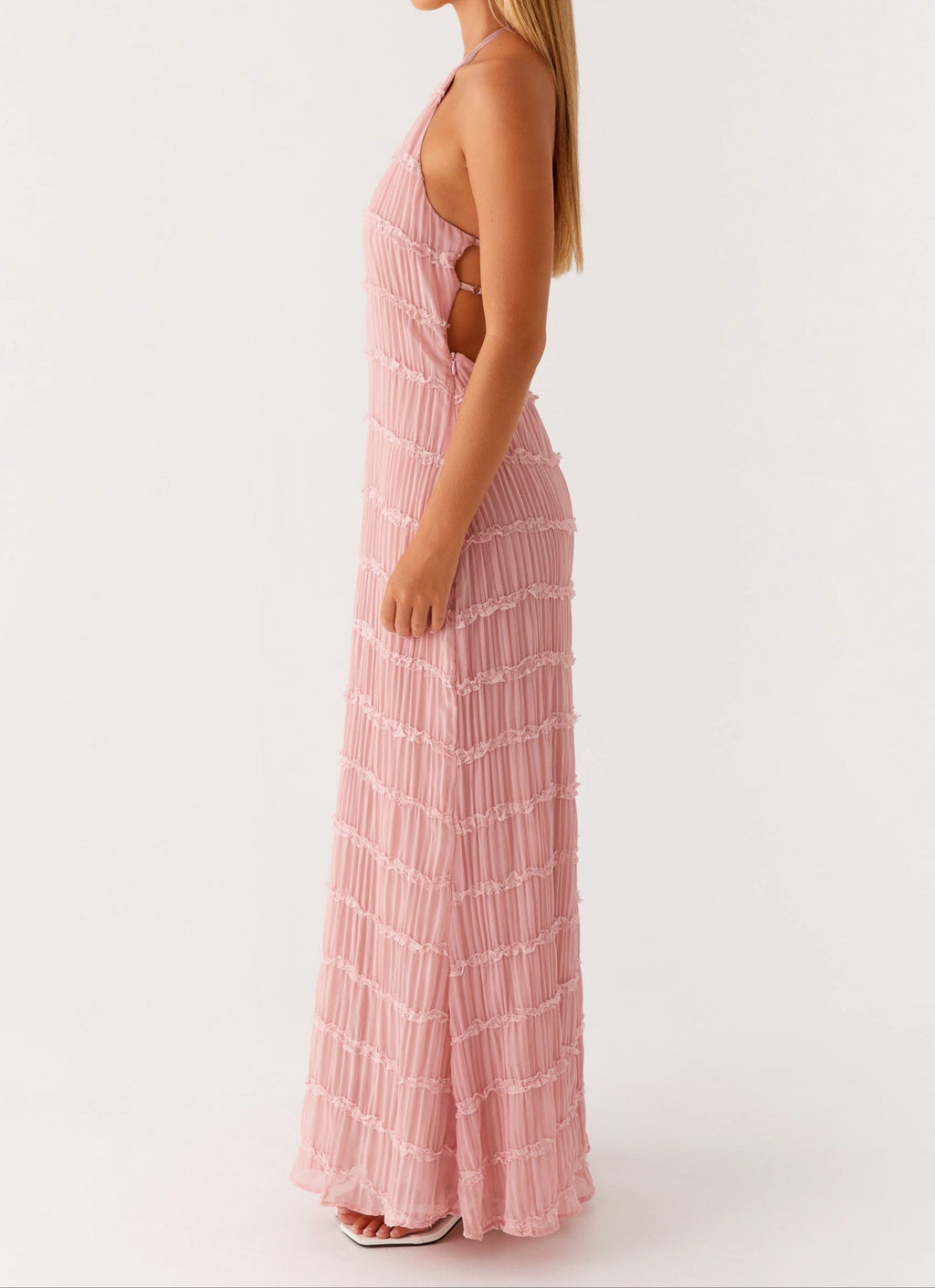 Elegante vestido largo de invitada de boda con cuello halter y tejido texturizado | Maxi