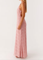 Elegante vestido largo de invitada de boda con cuello halter y tejido texturizado | Maxi