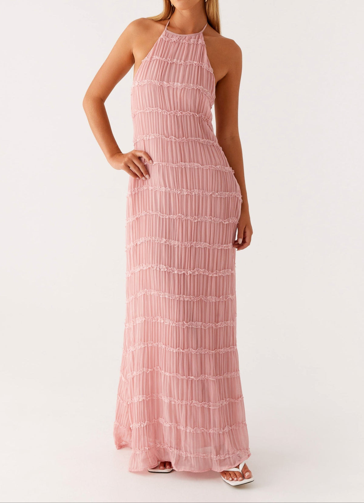 Elegante vestido largo de invitada de boda con cuello halter y tejido texturizado | Maxi