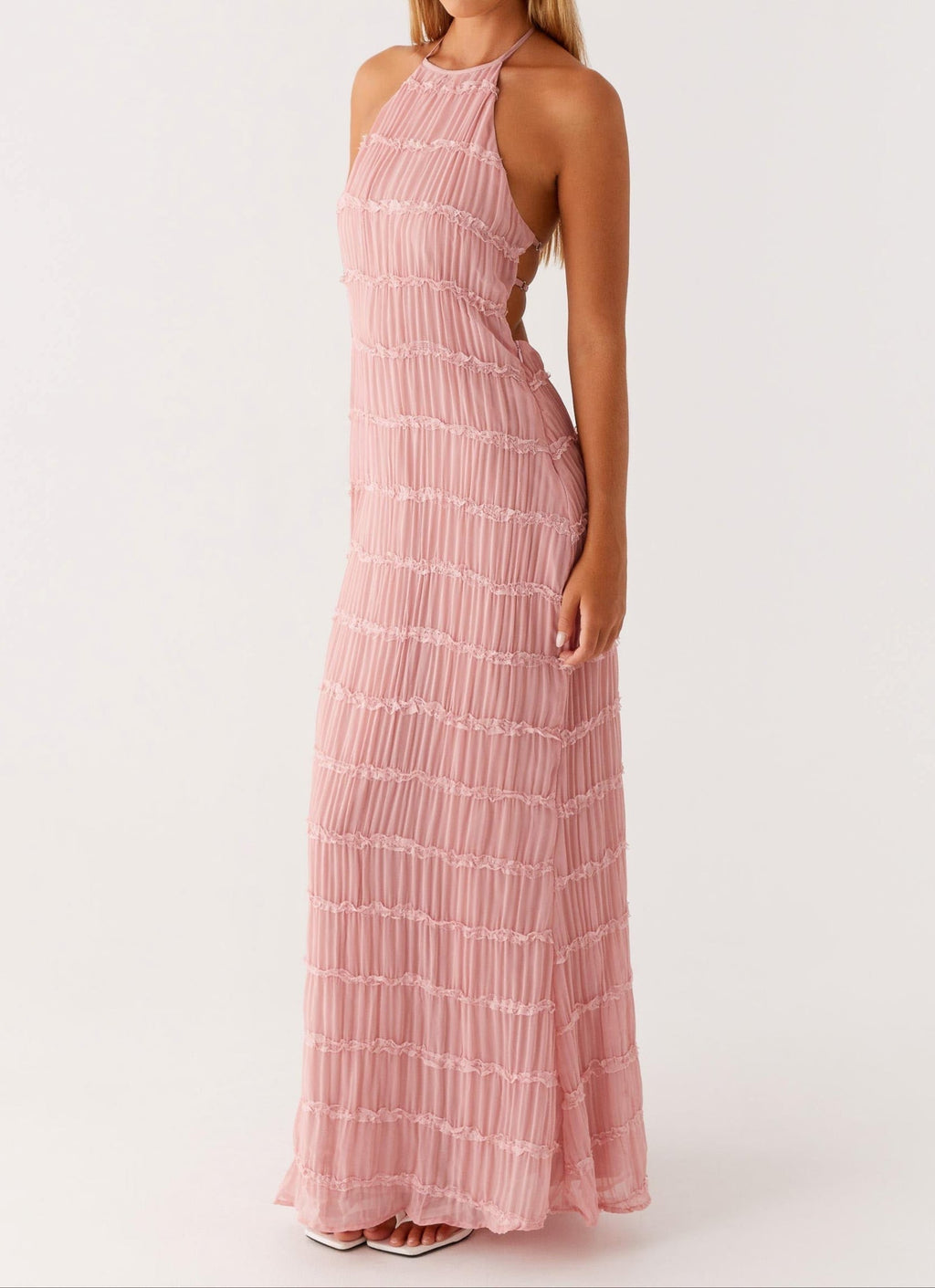 Elegante vestido largo de invitada de boda con cuello halter y tejido texturizado | Maxi