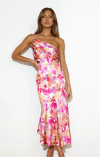 Estiloso vestido midi floral de invitada de boda y fiesta con hombros descubiertos | Midi