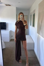Elegante vestido corto marrón de invitada de boda con cuello alto y drapeado fruncido | Mini