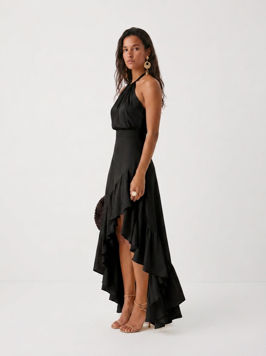 Elegante vestido de invitada de boda con negro cuello halter y bajo asimétrico de volantes
