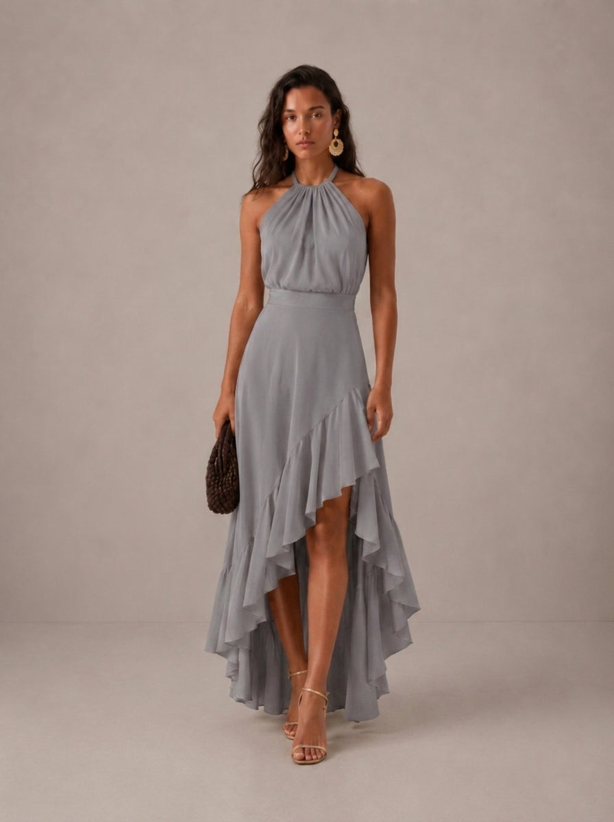 Elegante vestido de invitada de boda gris con cuello halter y bajo asimétrico de volantes