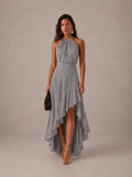 Elegante vestido de invitada de boda gris con cuello halter y bajo asimétrico de volantes