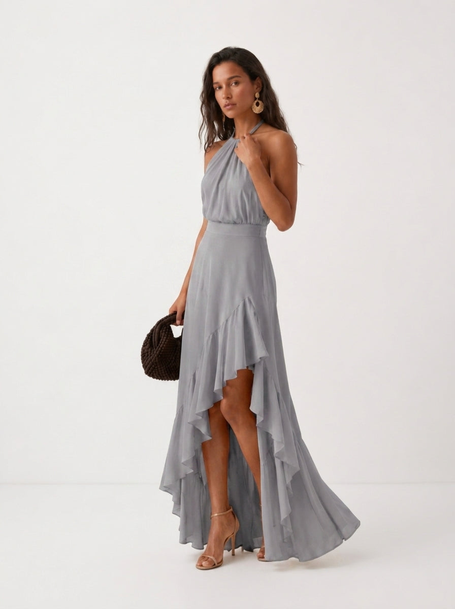 Elegante vestido de invitada de boda gris con cuello halter y bajo asimétrico de volantes