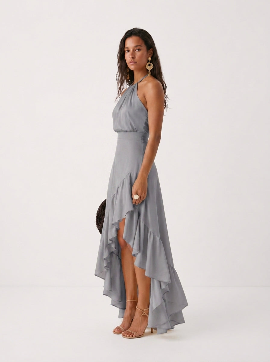Elegante vestido de invitada de boda gris con cuello halter y bajo asimétrico de volantes