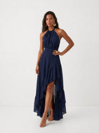 Elegante vestido de invitada de boda azul con cuello halter y bajo asimétrico de volantes
