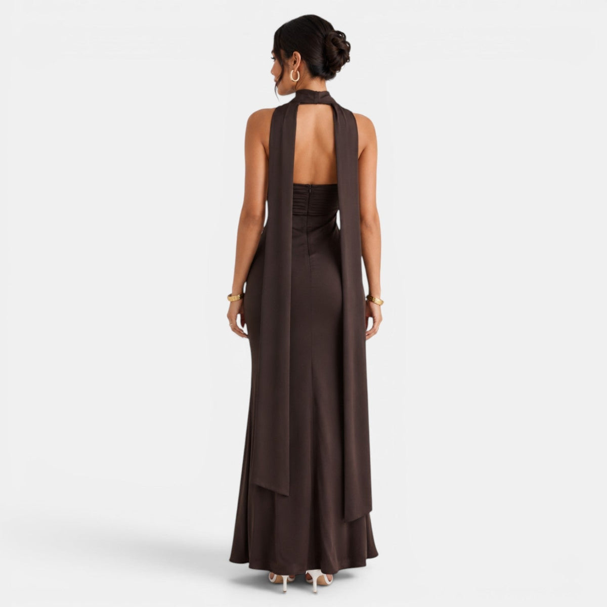 Elegante vestido largo de fiesta de invitada de boda con detalles de encaje y brillo sutil | Maxi