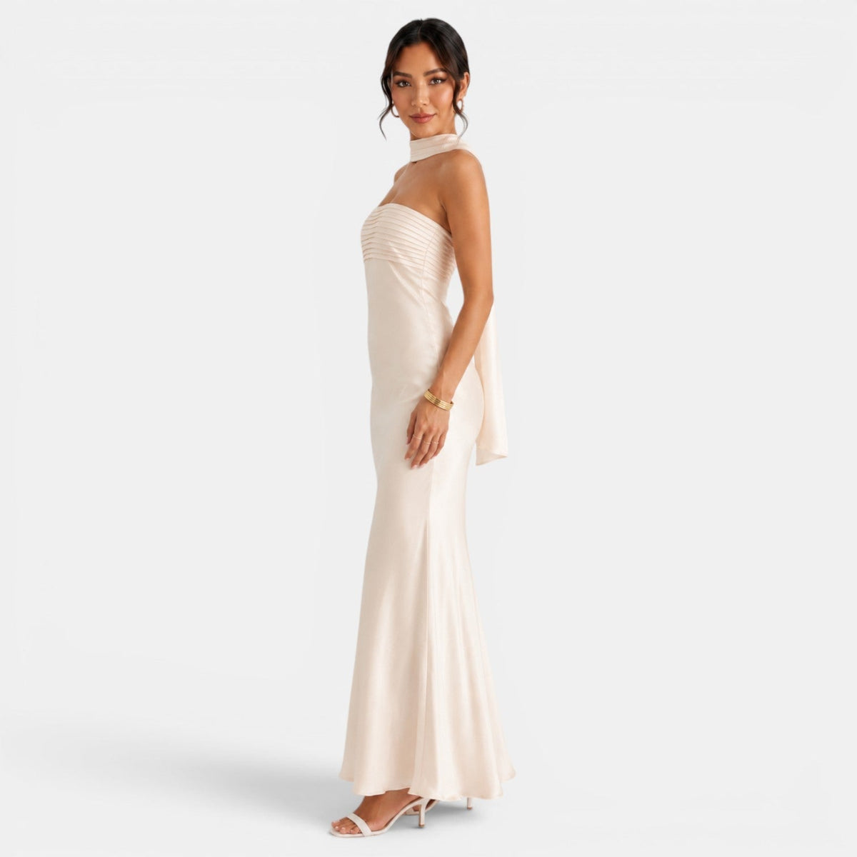 Elegante vestido largo de fiesta de invitada de boda con detalles de encaje y brillo sutil | Maxi