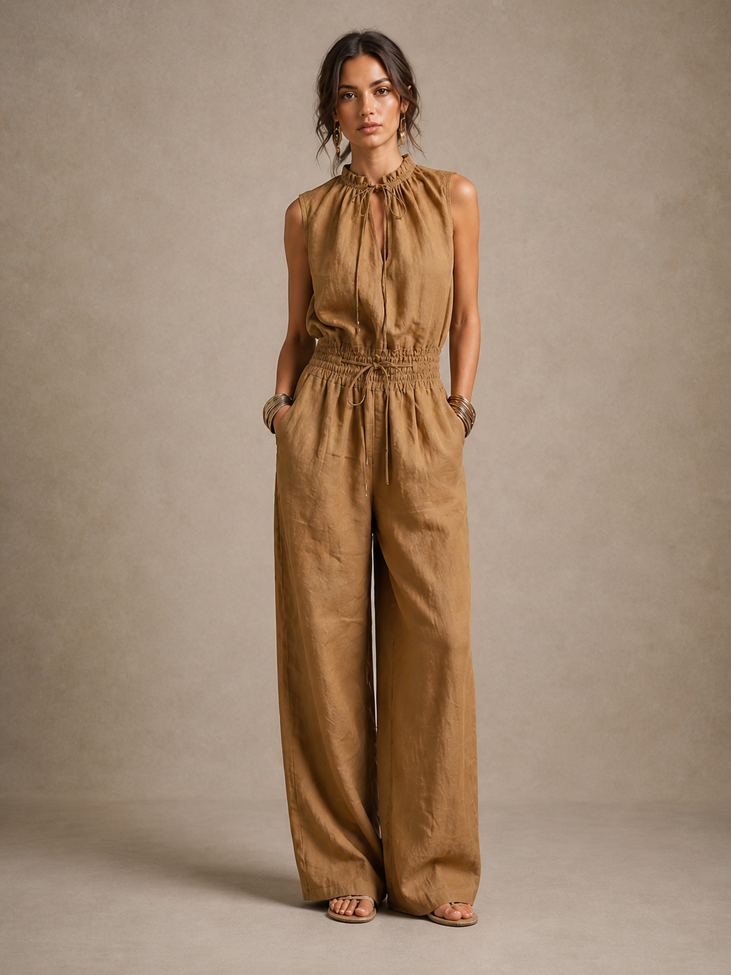Zenaide | Mono color camel con cuello alto anudado y perneras anchas