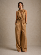 Zenaide | Mono color camel con cuello alto anudado y perneras anchas