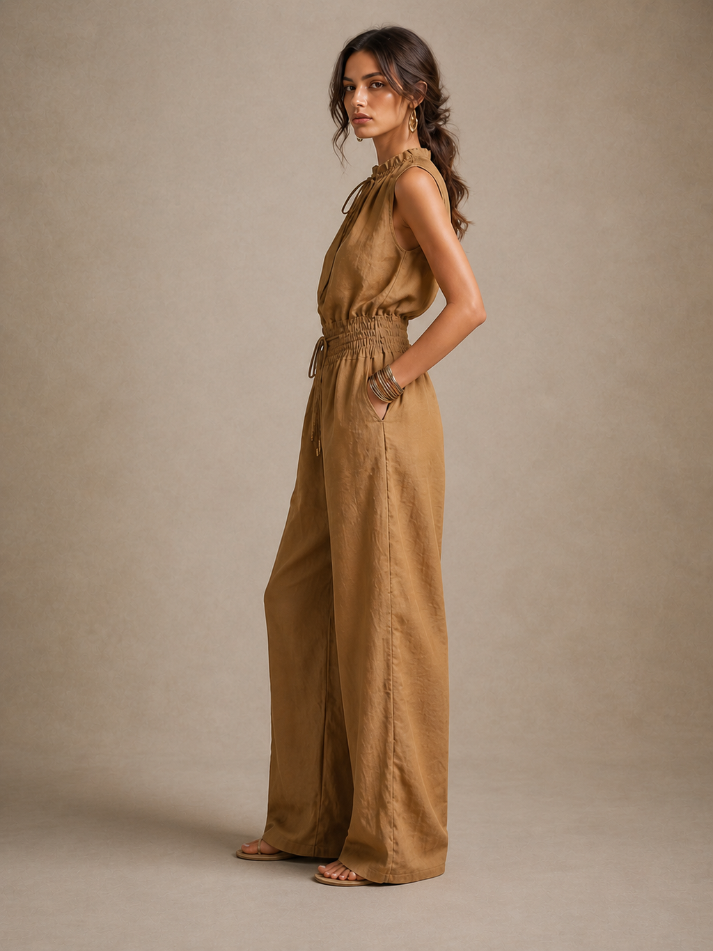 Zenaide | Mono color camel con cuello alto anudado y perneras anchas