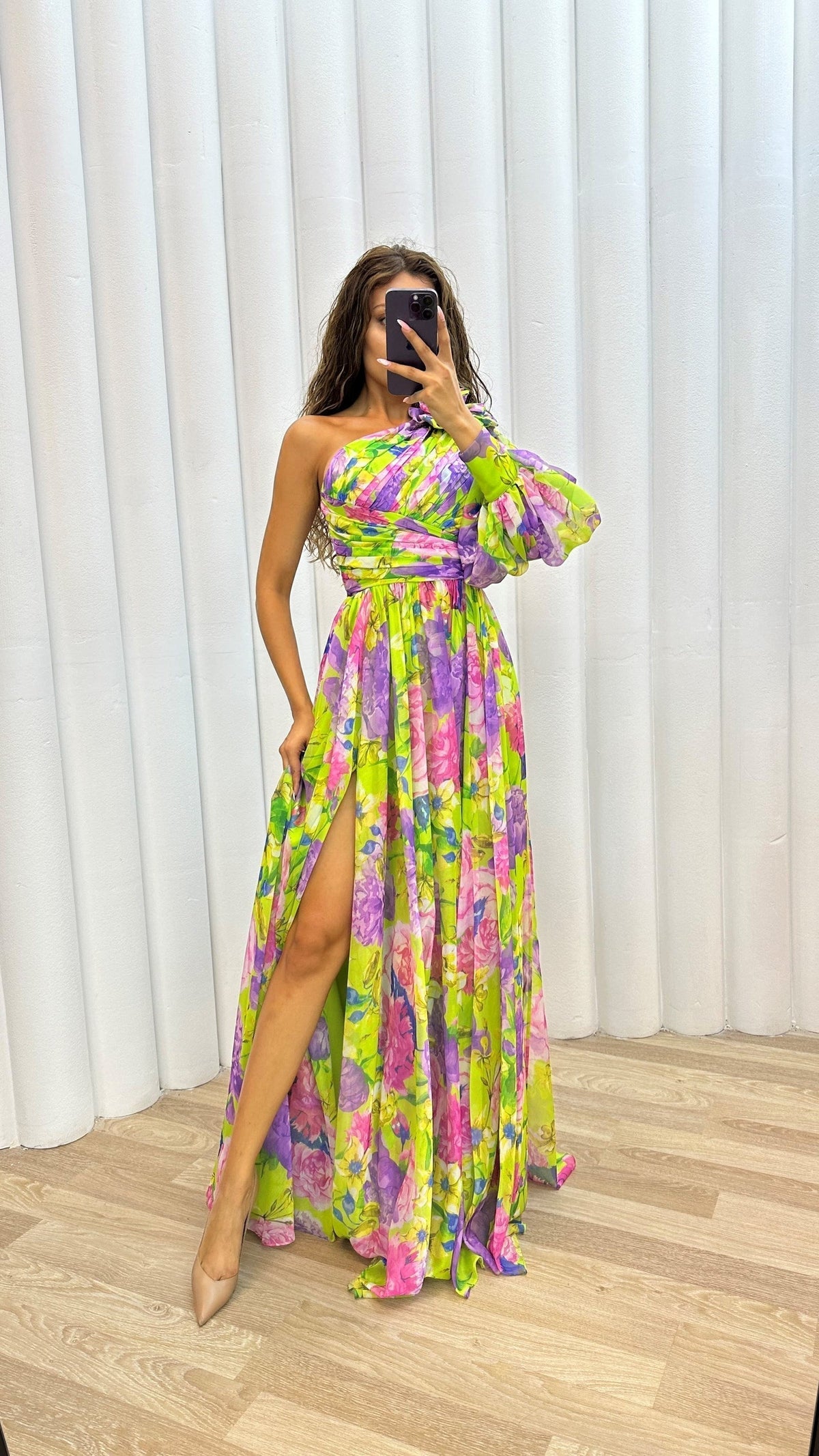 Estiloso vestido largo multicolor de fiesta y de invitada de boda con corte asimétrico | Maxi