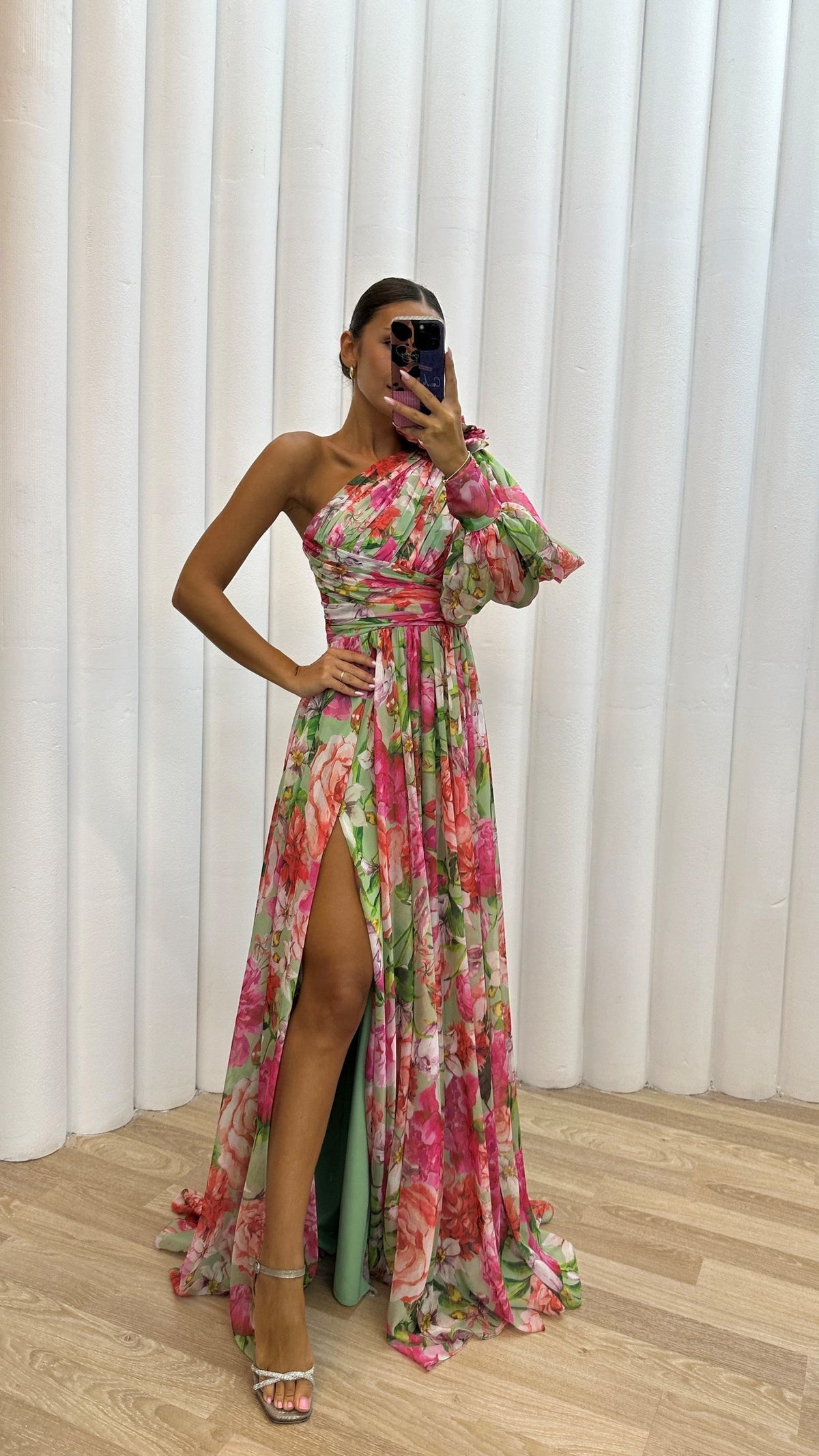 Estiloso vestido largo multicolor de fiesta y de invitada de boda con corte asimétrico | Maxi