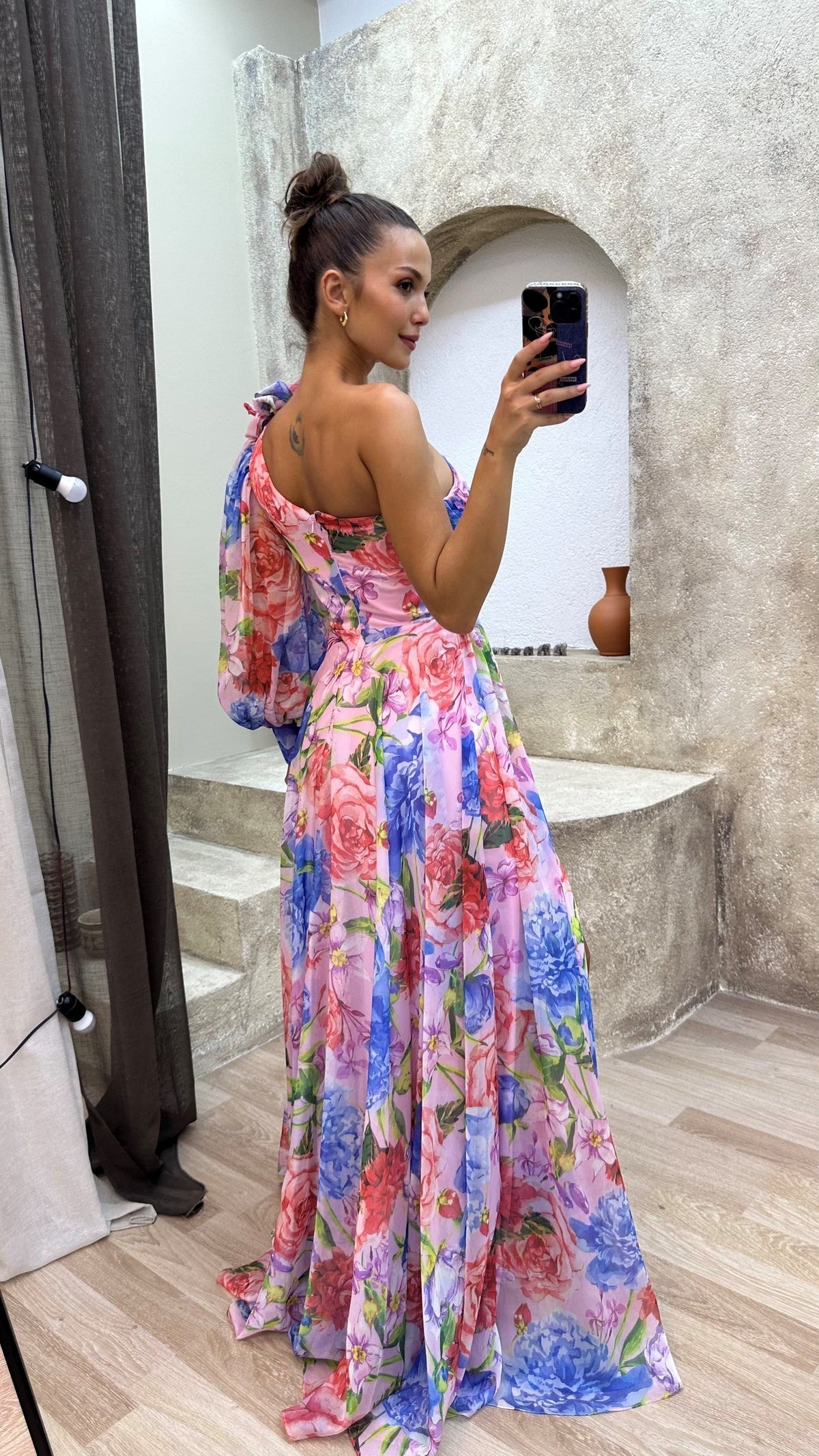 Estiloso vestido largo multicolor de fiesta y de invitada de boda con corte asimétrico | Maxi