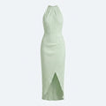 Elegante vestido plisado de invitada de boda con cuello halter | Midi