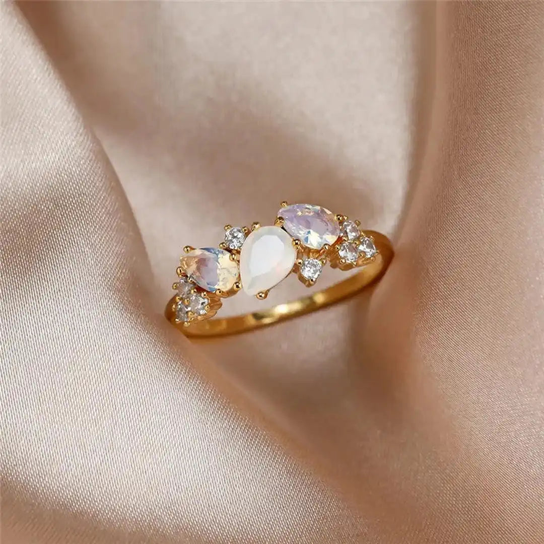 Anillo Vintage de Piedra Luna Dorado