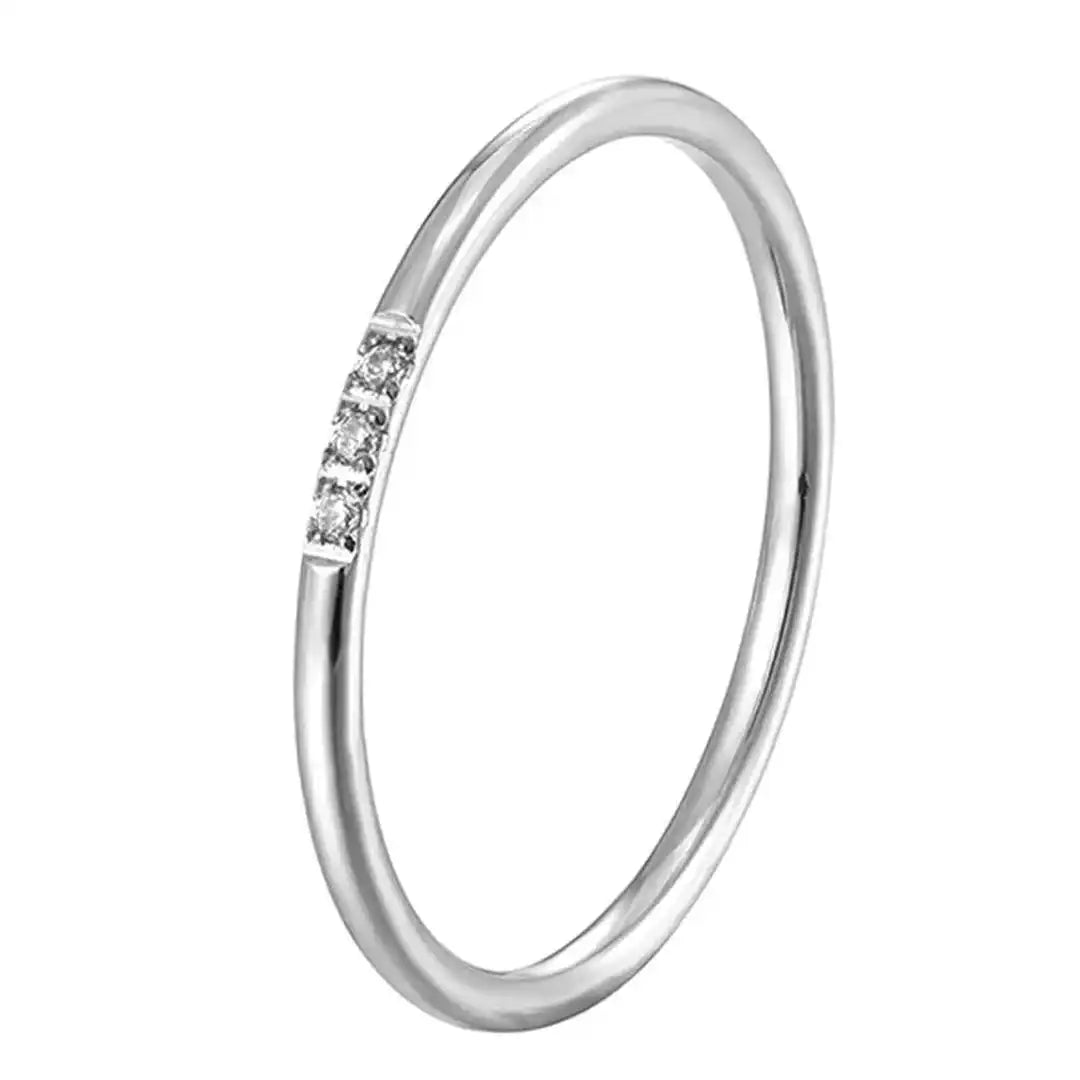 Anillo Apilable Delicado de Tres Piedras