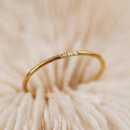 Anillo Apilable Delicado de Tres Piedras
